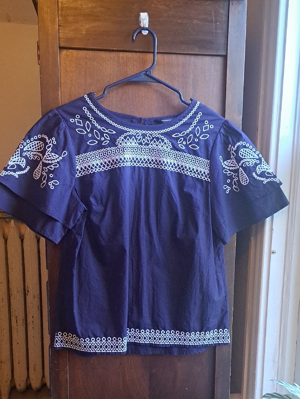 Banana Republic Woman's Size S Navy Blue White Embroidery Tiered Ruffle Blouse